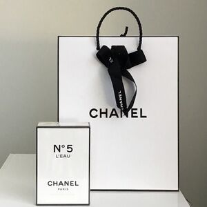 CHANEL N5 L’EAU + CHANEL white/black paper shopping bag
